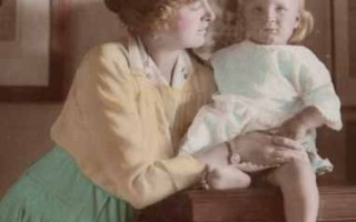 ÄITI / Lipastolla istuva tyttö ja kaunis äiti. 1910-l.