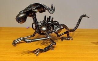 Metallinen alien figuuri