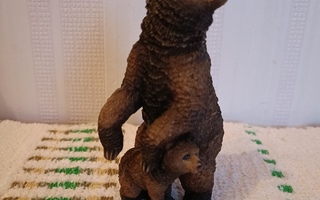 Karhuemo ja poikanen patsas figuuri