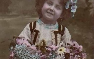 LAPSI / Seppelepäinen tyttö kukkia sylissään. 1900-l.