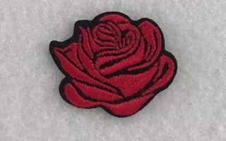 Punainen ruusu silitettävä kangasmerkki