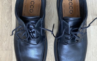 ECCO-kengät miehelle, mustaa nahkaa, koko 43