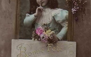 LAPSI / Nätti tumma tyttö katoksellisessa ikkunassa. 1900-l.