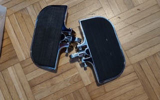 Moottoripyörän "jalkapöydät" (floorboards, footboards)