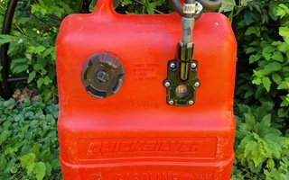 QuickSilver Gasoline gallona hieno kunto