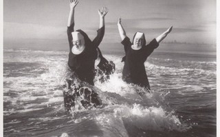 Nunnat nauttivat aalloista 1960
