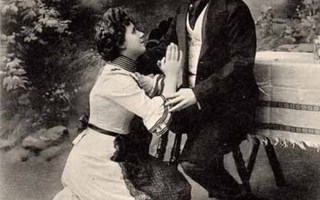 RAKKAUS / Istuva mies ja polvillaan oleva nainen. 1900-l.