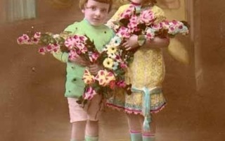 LAPSI / Pieni tyttö ja poika kukkia sylissään. 1920-l.