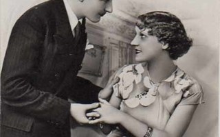 RAKKAUS / Istuva tyttö ja rakastunut tumma mies. 1930-l.