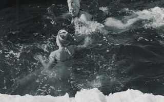Avantouimareita Hietaniemen uimarannalla 1958