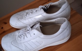 vähän  käytetyt  valkoiset kengät KÄVELYYN / LENKKEILYYN