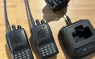 Yaesu VX-246 PMR446 radiopuhelimet ja latausteline