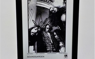 CHRIS CORNELL ( SOUNDGARDEN ) NIMIKIRJOITUS KEHYKSISSÄ