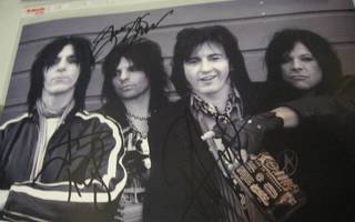 L.A. GUNS PHOTO KOLMEN JÄSENEN NIMMAREILLA