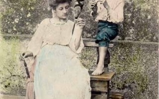 PERHEIDYLLI / Äiti ja värttinä, poika ja pilli. 1900-l.