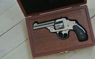 Smith & Wesson DAO revolveri (1. sukupolvi) laatikossa