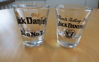 Kaksi Jack Daniel's -viskilasia