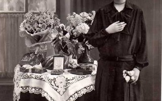 KONFIRMAATIO / Ripiltä päässyt tyttö, lahjapöytä. 1910-l.