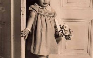 LAPSI / Pieni tyttö ja kukkia oven raossa. 1940-l.