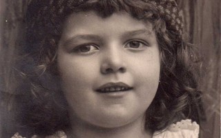 LAPSI / Hurmaava pieni kiharahiuksinen lapsi. 1900-l.