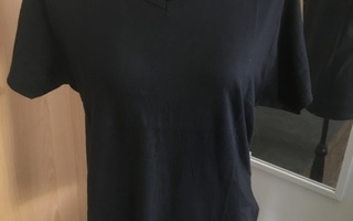 Musta T-paita, koko 46