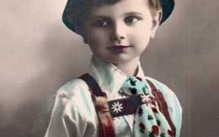 LAPSI / Pieni poika sulka hatussaan, värikäs solmio. 1920-l.