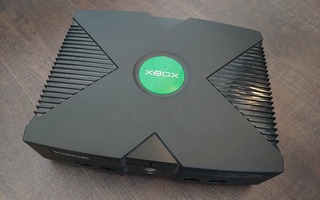 Xbox-konsoli, piuhat ja ohjain