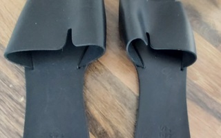 Mustat uudenveroiset sandaalit koko 39-40