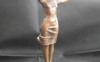 Nainen seiso maapallossa pronssi patsas