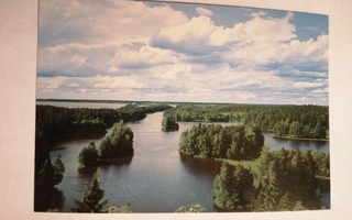 Suomi. Järvi ja saaret