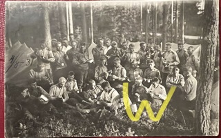Valokuva leiriruokailu metsässä 1931