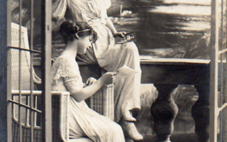 NAINEN / Kauniit tytöt valkoisissa mekoissa. 1910-l.