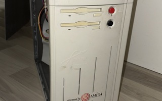 Amiga 1200 Tornissa kovolla ja CDllä