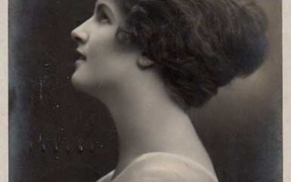 NAINEN / Tumma kaunotar hiukset korkealle kammattuna 1900-l.