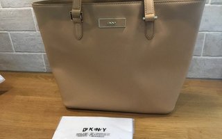 Tyylikäs ja siisti DKNY laukku