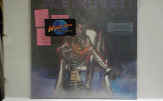 ACE FREHLEY - SPACEMAN M-/M VIOLET VINYL LP + CD