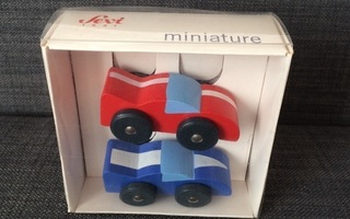 Sevi Miniature: Punainen ja sininen F1 kilpa-auto
