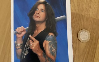 Ozzy Osbourne postikortti ja juliste