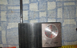 vanha matkaradio Aiwa Junior AR-160