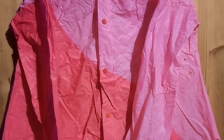 Vaaleanpunainen sadetakki lipalla