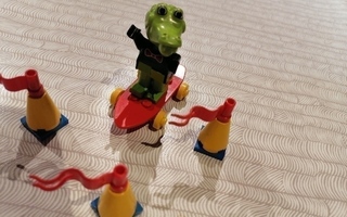 LEGO  FABULAND     3721  CLIVE CROCODILE ON SKATEBOARD