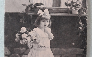 Vanha mustavalkoinen tyttö ja kukat kortti, ehkä 1930 luku