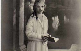 KONFIRMAATIO / Valkomekkoinen tyttö kirja kädessä. 1920-l.
