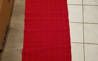 Punainen Kaitaliina mitat 138 x 45 cm.