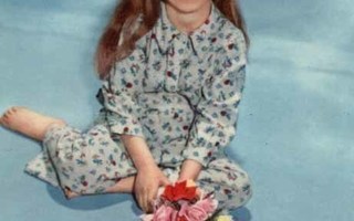 LAPSI / Hymyilevä tyttö pyjama yllään, puukengät. 1950-l.