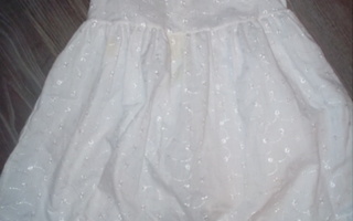 Valkoinen brodeerattu mekko 90cm