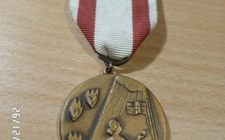 Kotirintama Naiset  Muistomitali  1939 - 1945  Hieno  mitali