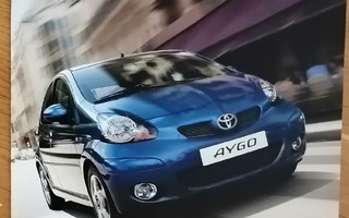 2009 Toyota Aygo esite - KUIN UUSI - 32 sivua - suom