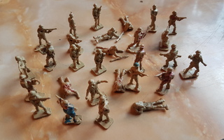 WWII muovisia sotilas figuureja. British eight army1970-luku