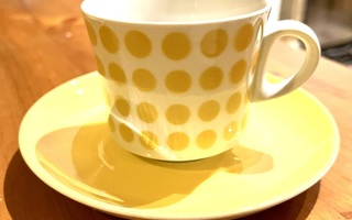Keltakuvioinen Pop kahvikuppi + kaksi tassia